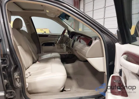 2005 Lincoln Town Car Signature Limited from USA, damaged, VIN 1LNHM82W85Y624625